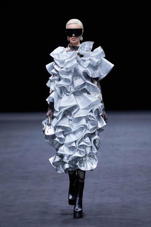 模特走秀创意如何突破视觉边界？-图2