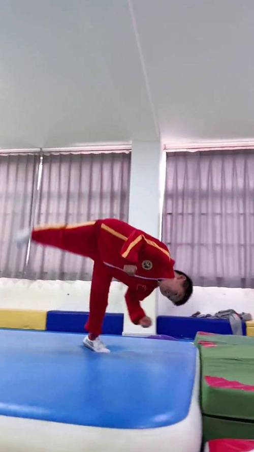 男生侧空翻技巧该怎么练才能学会？-图1