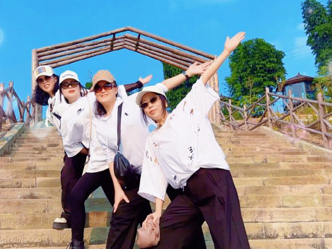 四人合影创意姿势大全-图1