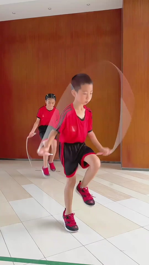 双摇跳绳技巧，如何快速掌握连贯动作？-图2