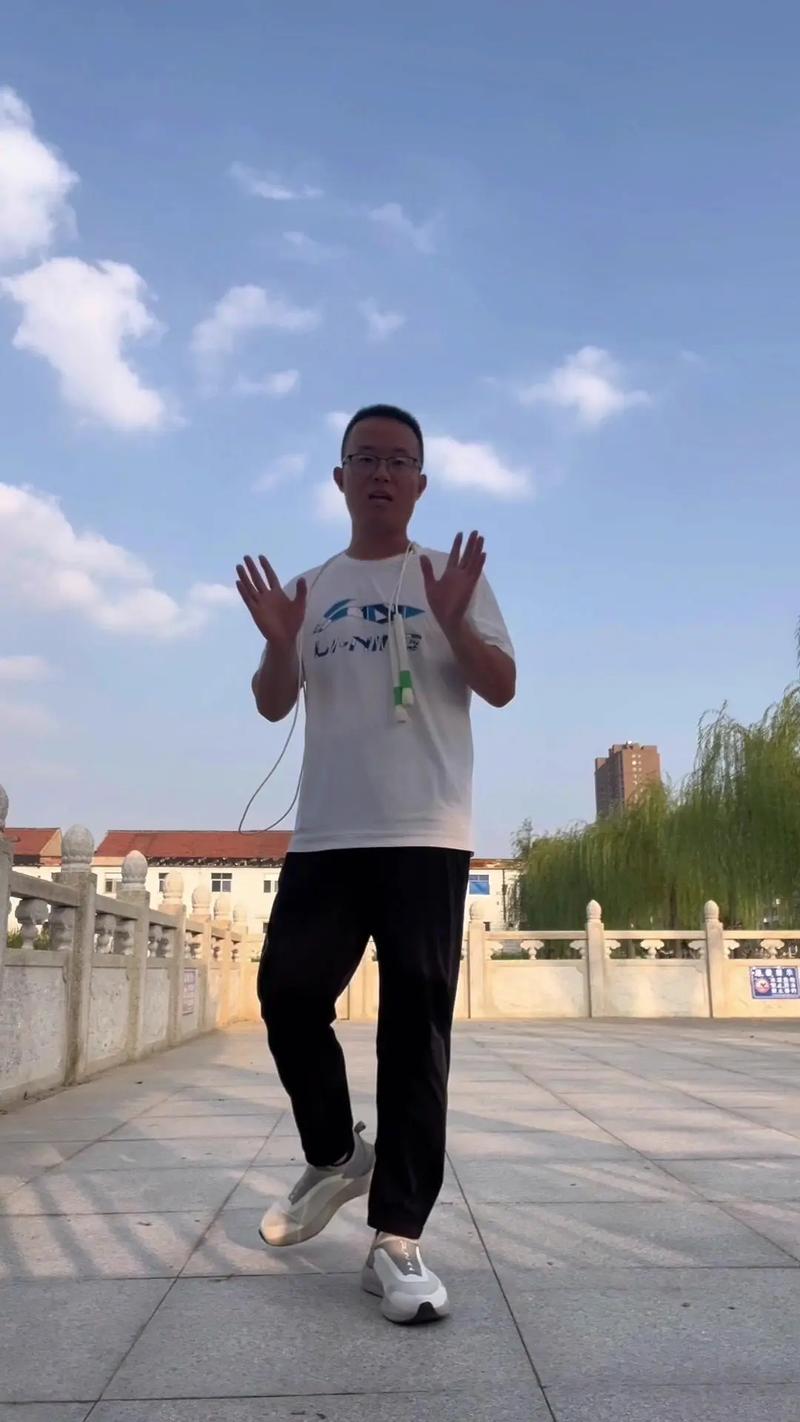 双摇跳绳技巧，如何快速掌握连贯动作？-图3