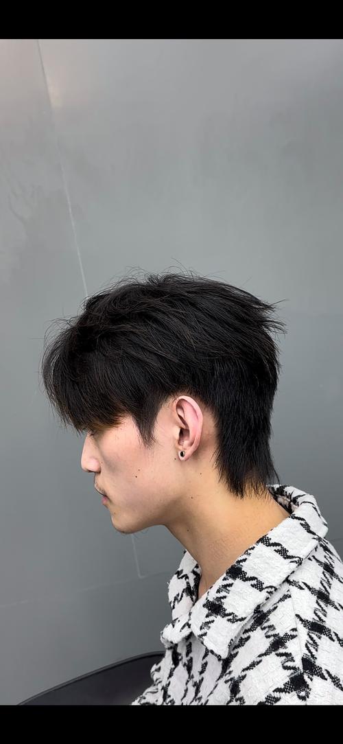 男甩头发技巧，男甩头发技巧图解-图1