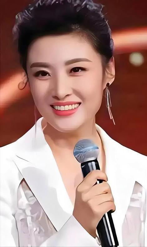 掌握主持眼神技巧的关键,如何通过眼神交流提升现场感染力与互动效果?-图2 掌握主持眼神技巧的关键,如何通过眼神交流提升现场感染力与互动效果?-图2