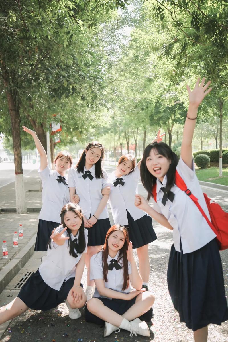 毕业照片创意图片8人、10人，如何拍出既体现集体凝聚力又彰显个性创意的毕业照？-图2