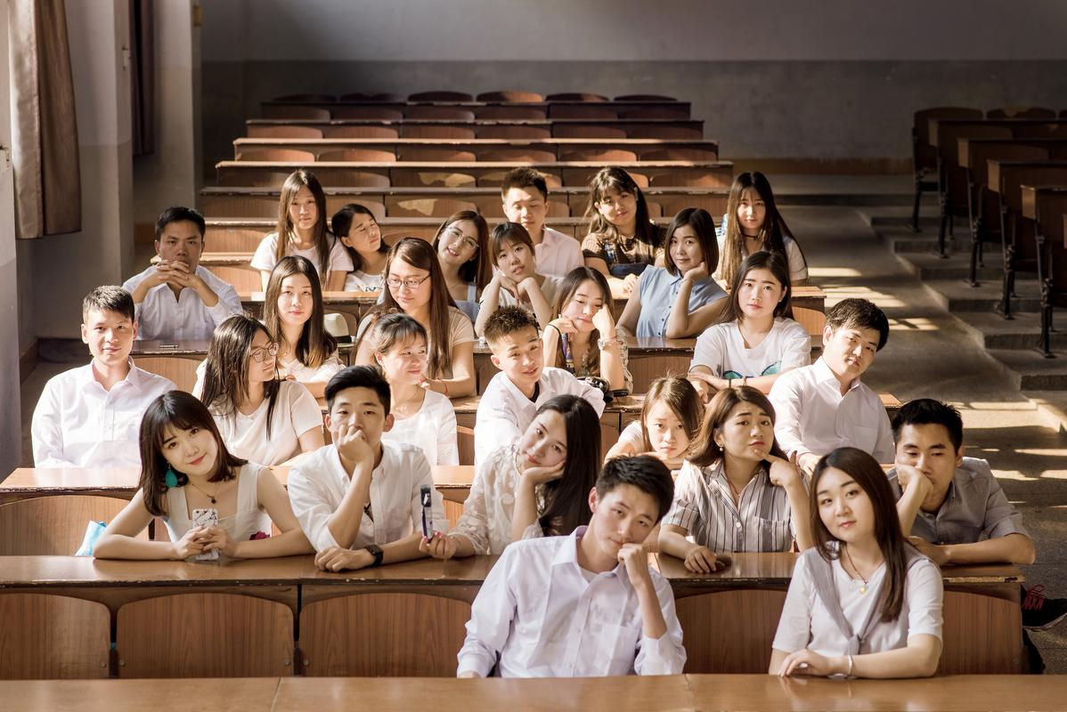 毕业照片创意图片8人、10人，如何拍出既体现集体凝聚力又彰显个性创意的毕业照？-图1