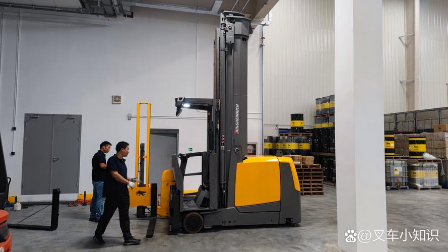 超市叉车怎么摆才高效省空间？-图2