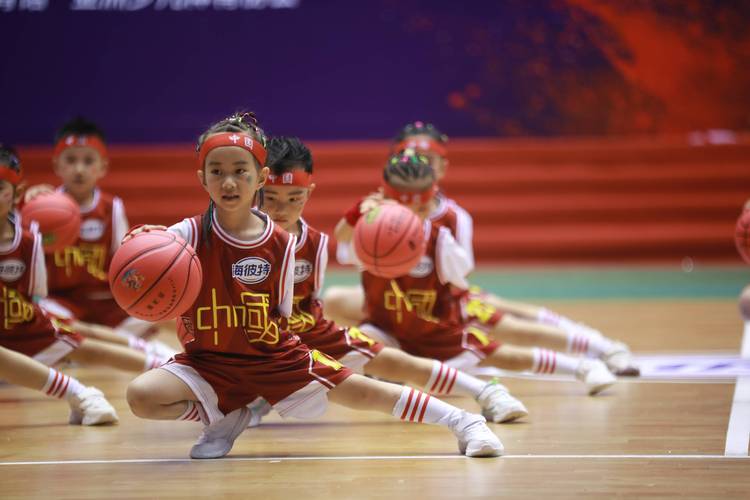 幼儿园篮球创意照-图1