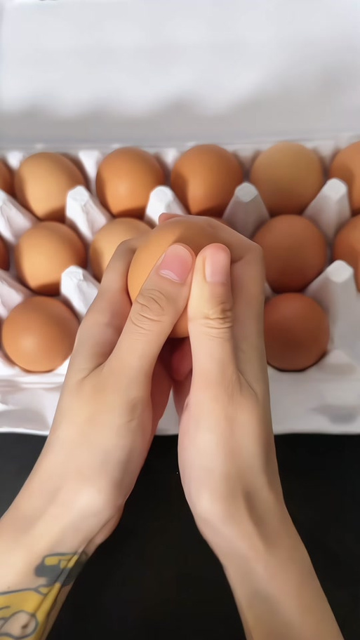 单手捏鸡蛋技巧，如何单手捏鸡蛋-图3