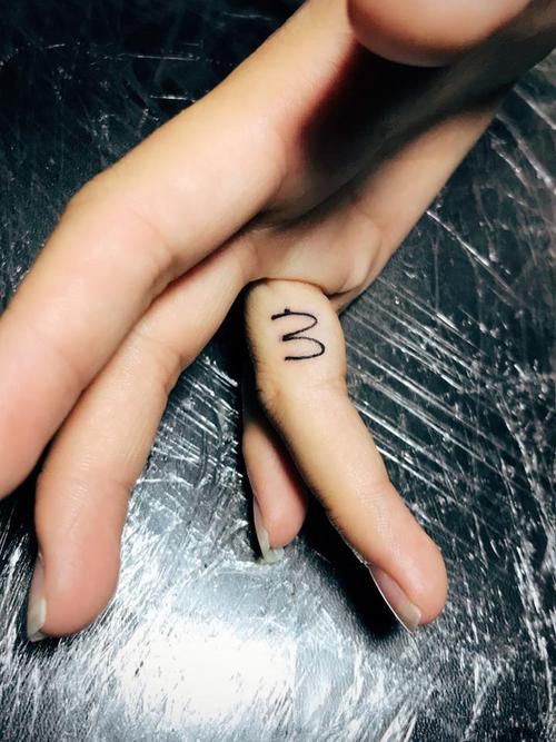 w字母纹身有哪些创意设计灵感？-图1