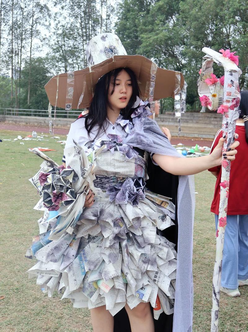 创意服装报纸-图1