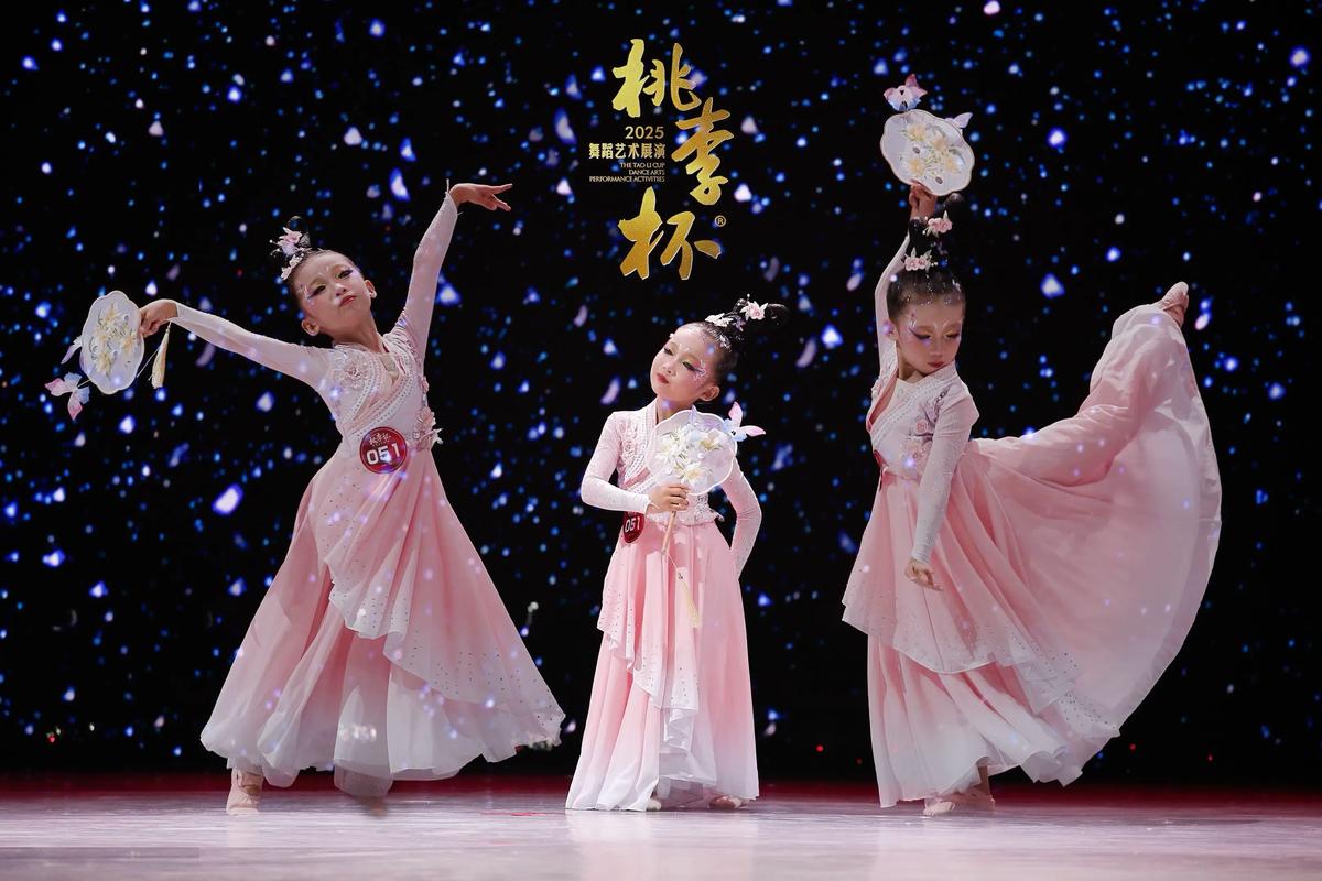 桃李杯古典舞技巧组合有何惊艳之处？-图3